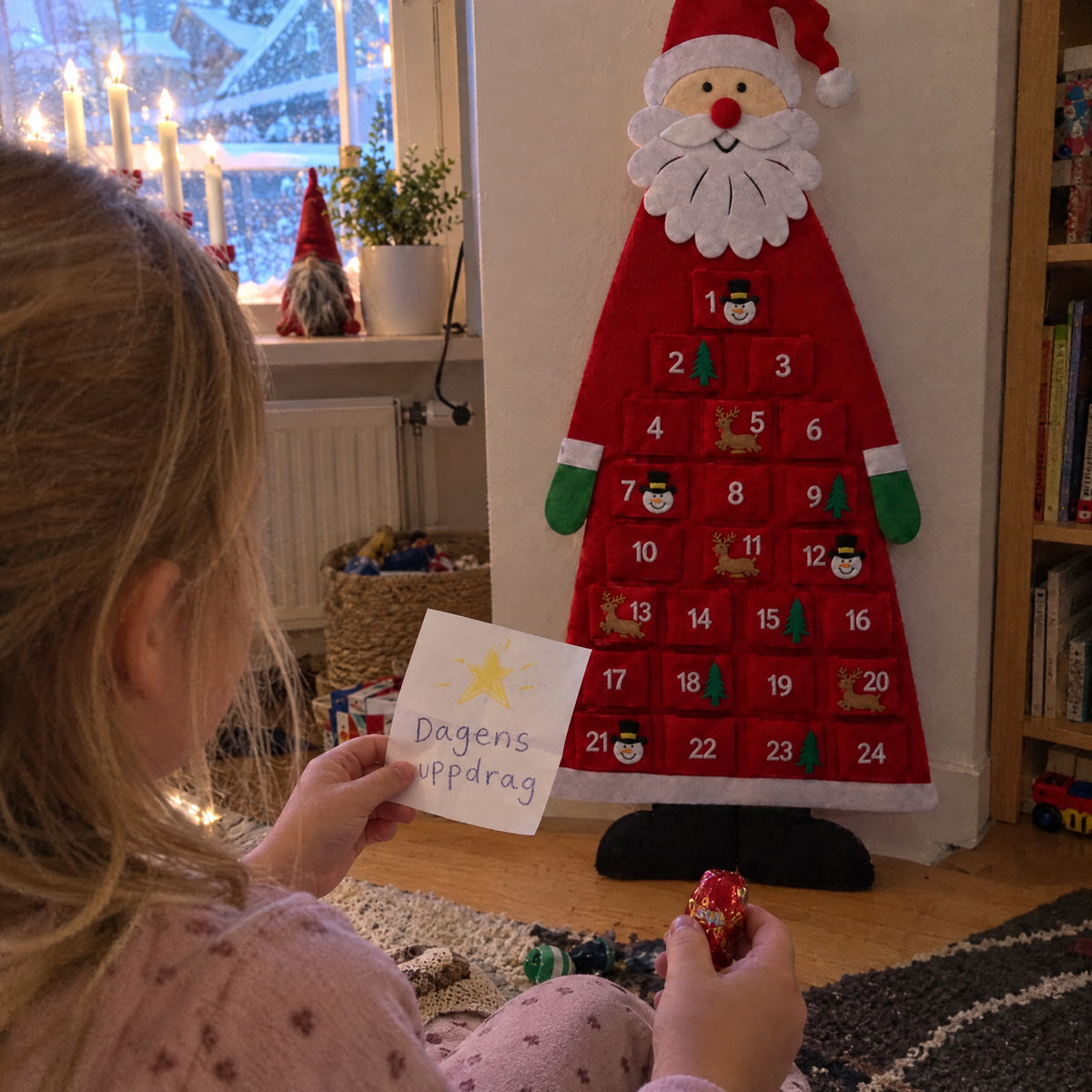 Flicka med dagens uppdrag från adventskalendern