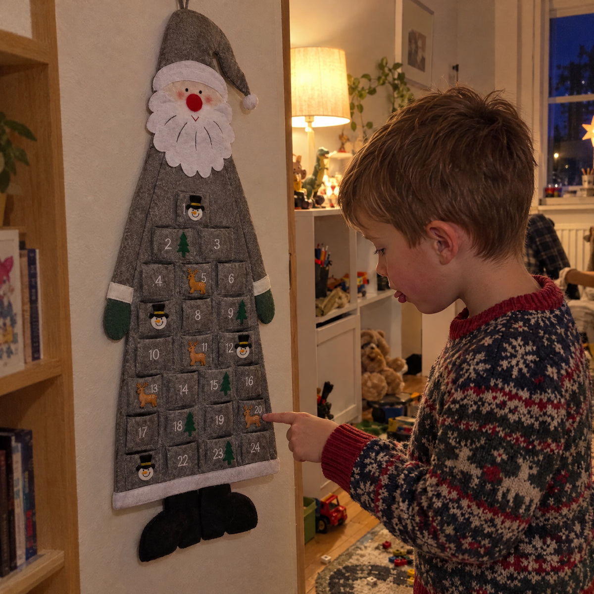 Pojke letar efter dagens ficka i den grå adventskalendern
