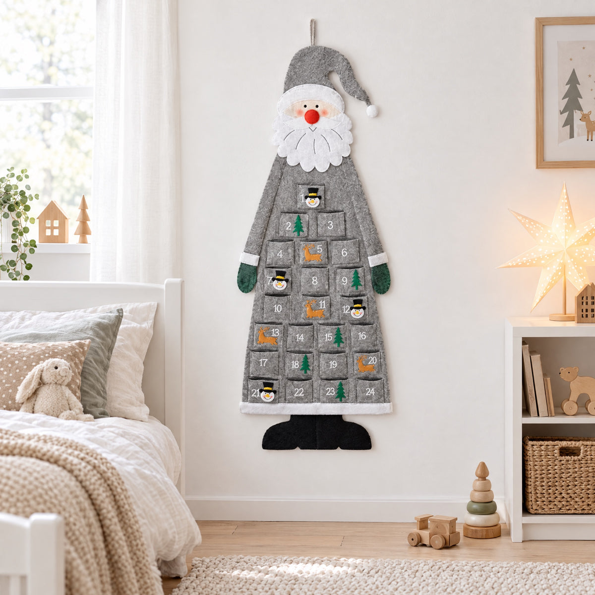 Grå adventskalender i filt i ett skandinaviskt barnrum