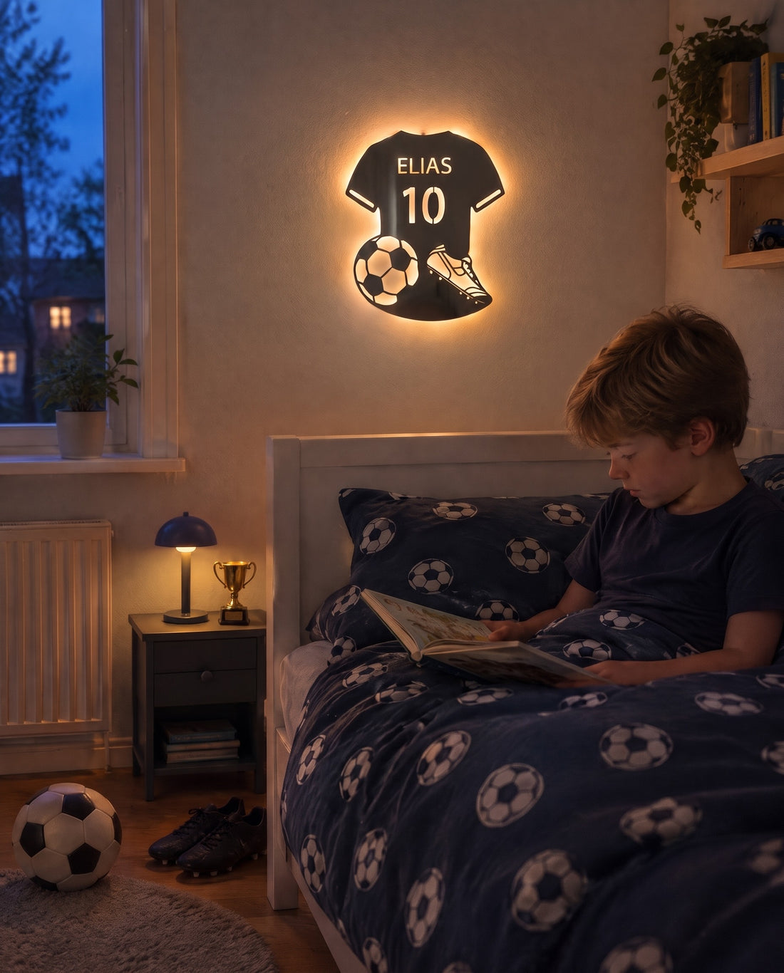Fotbollsspegeln lyser på väggen i ett barnrum på kvällen