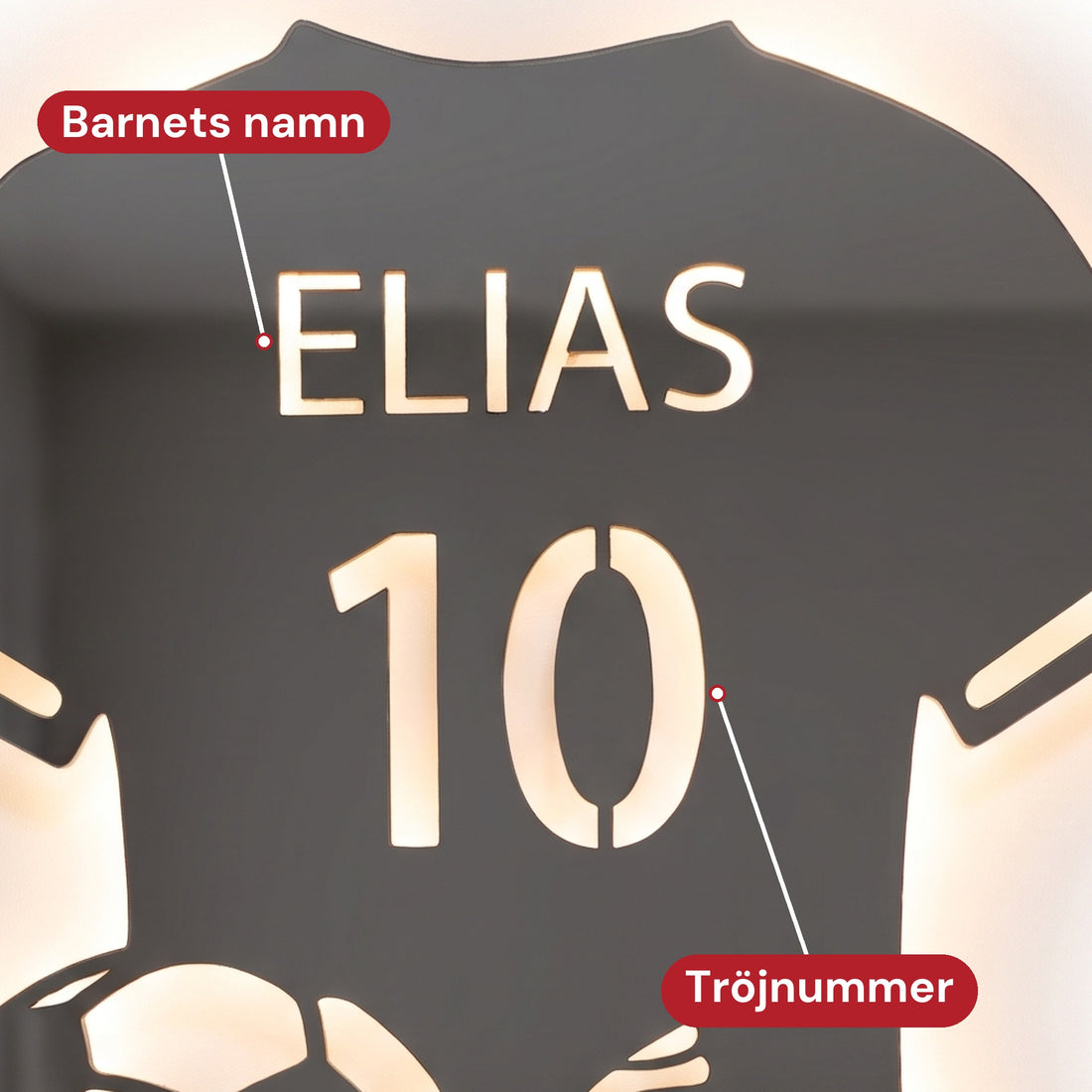 Närbild på barnets namn och tröjnummer i spegeln
