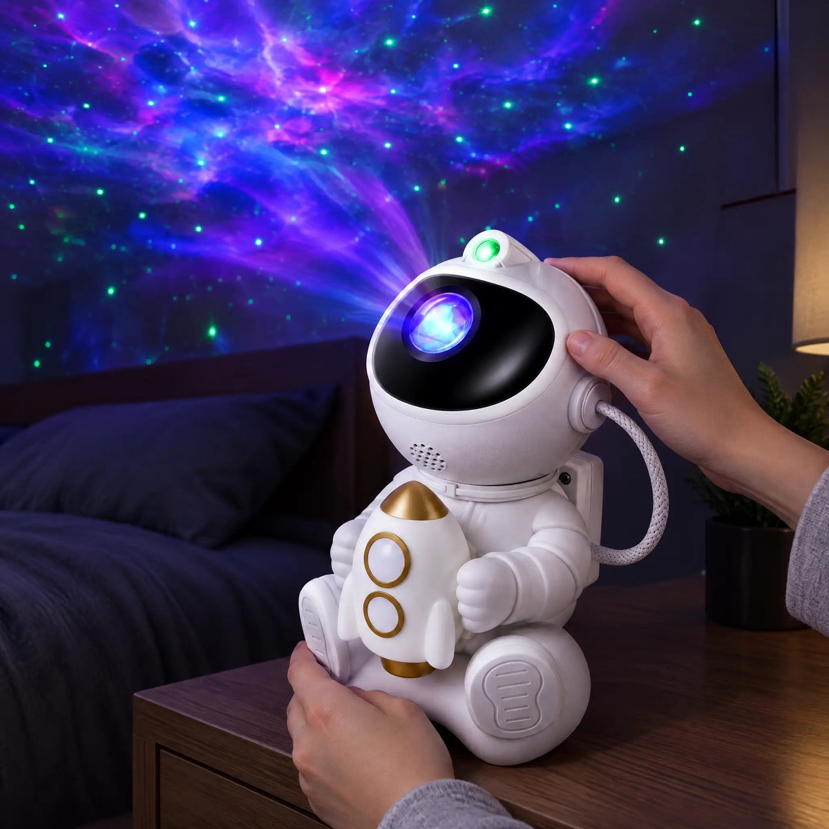 Astronaut-stjärnprojektor projicerar nebulosor i taket