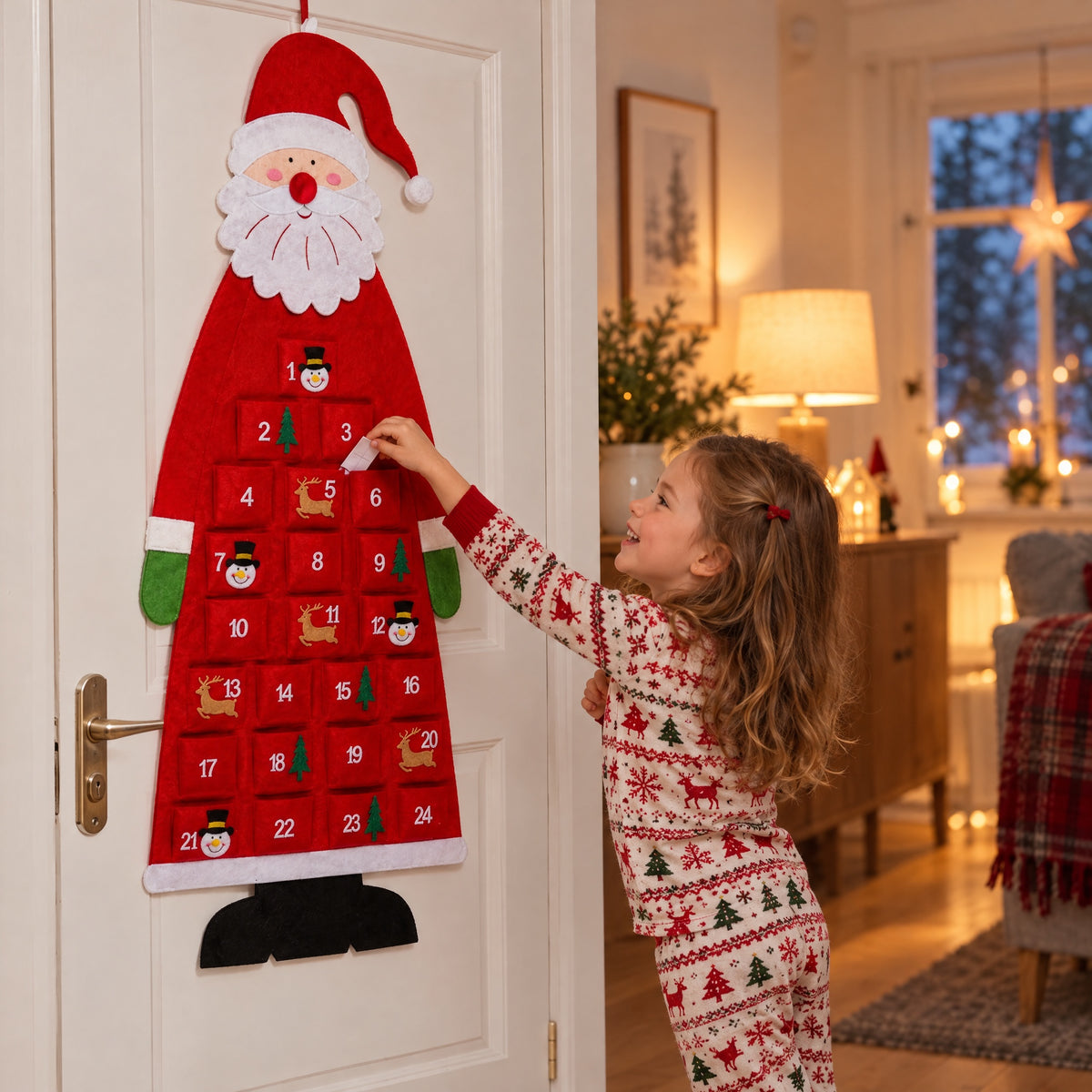 Barn plockar en lapp ur adventskalendern på morgonen