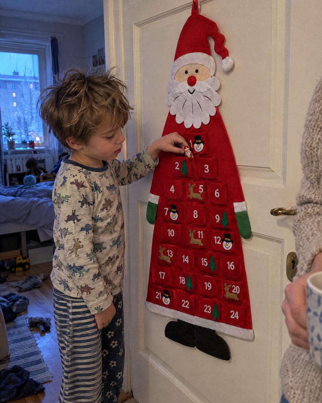 Pojke hittar dagens överraskning i adventskalendern