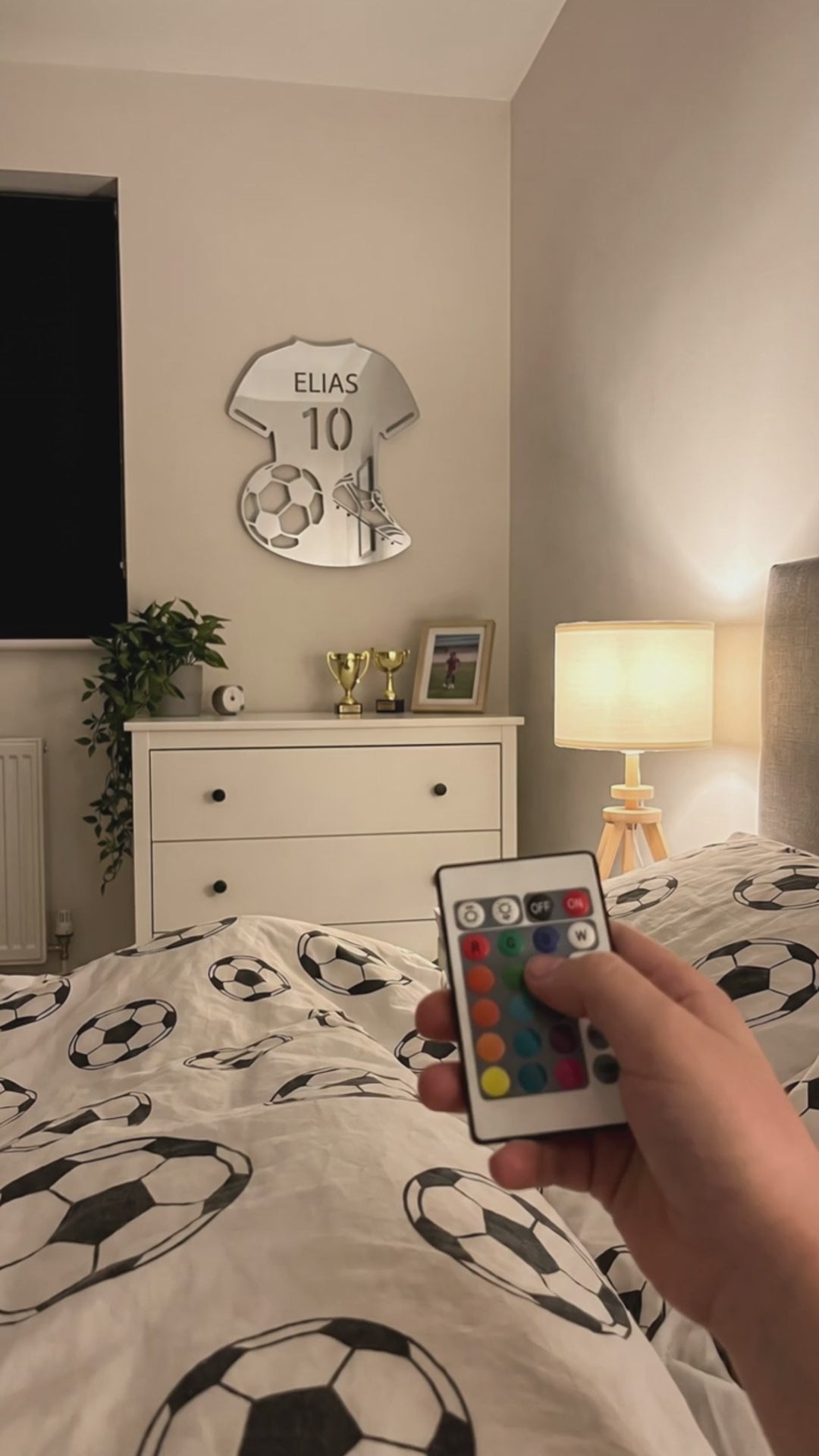 Ladda video: Fotbollsspegeln med namnet ELIAS byter färg med fjärrkontrollen