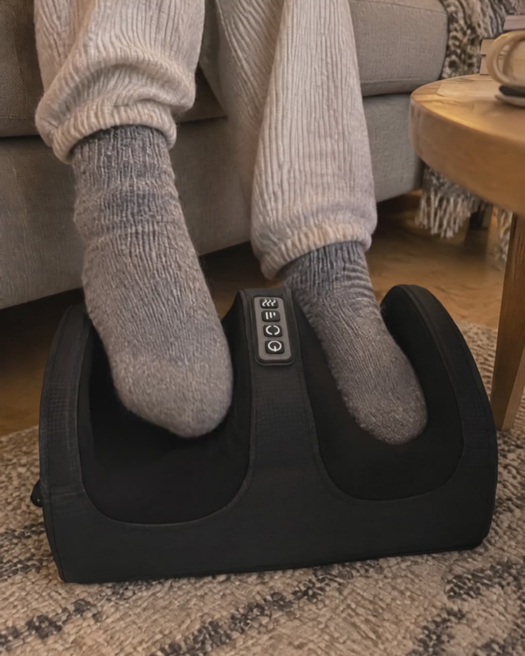 Ladda video: Fötterna i fotmassageapparaten i soffan