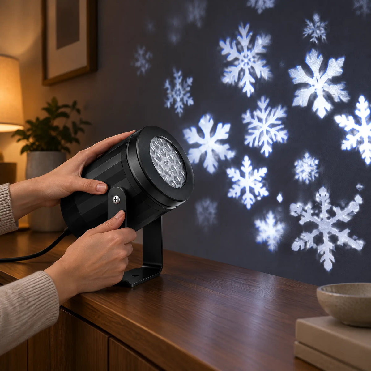 Snöflingeprojektor riktas mot väggen